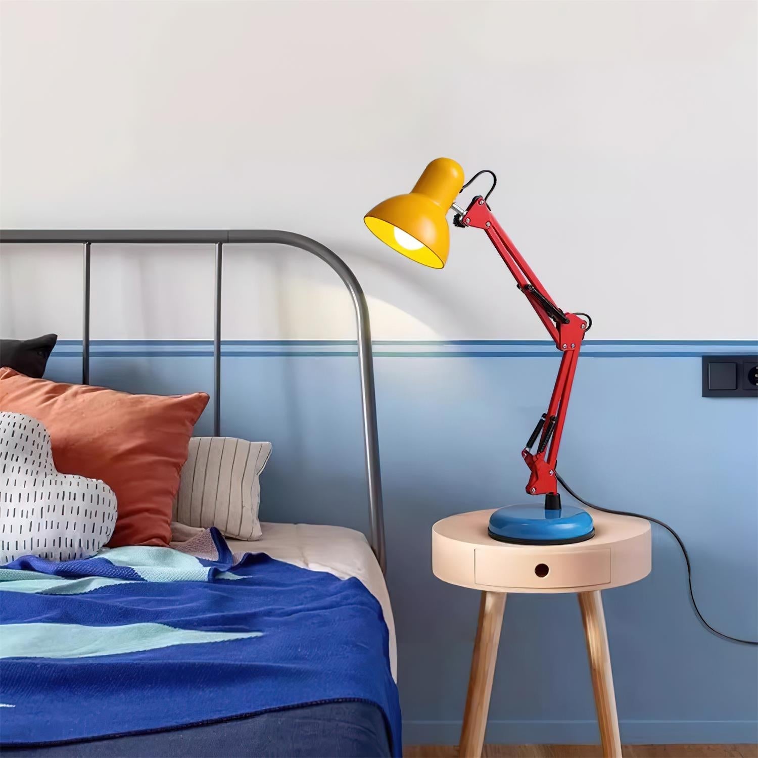 Velmora | Lampada da Scrivania Regolabile e Colorata con Braccio Meccanico e Design Plug-In