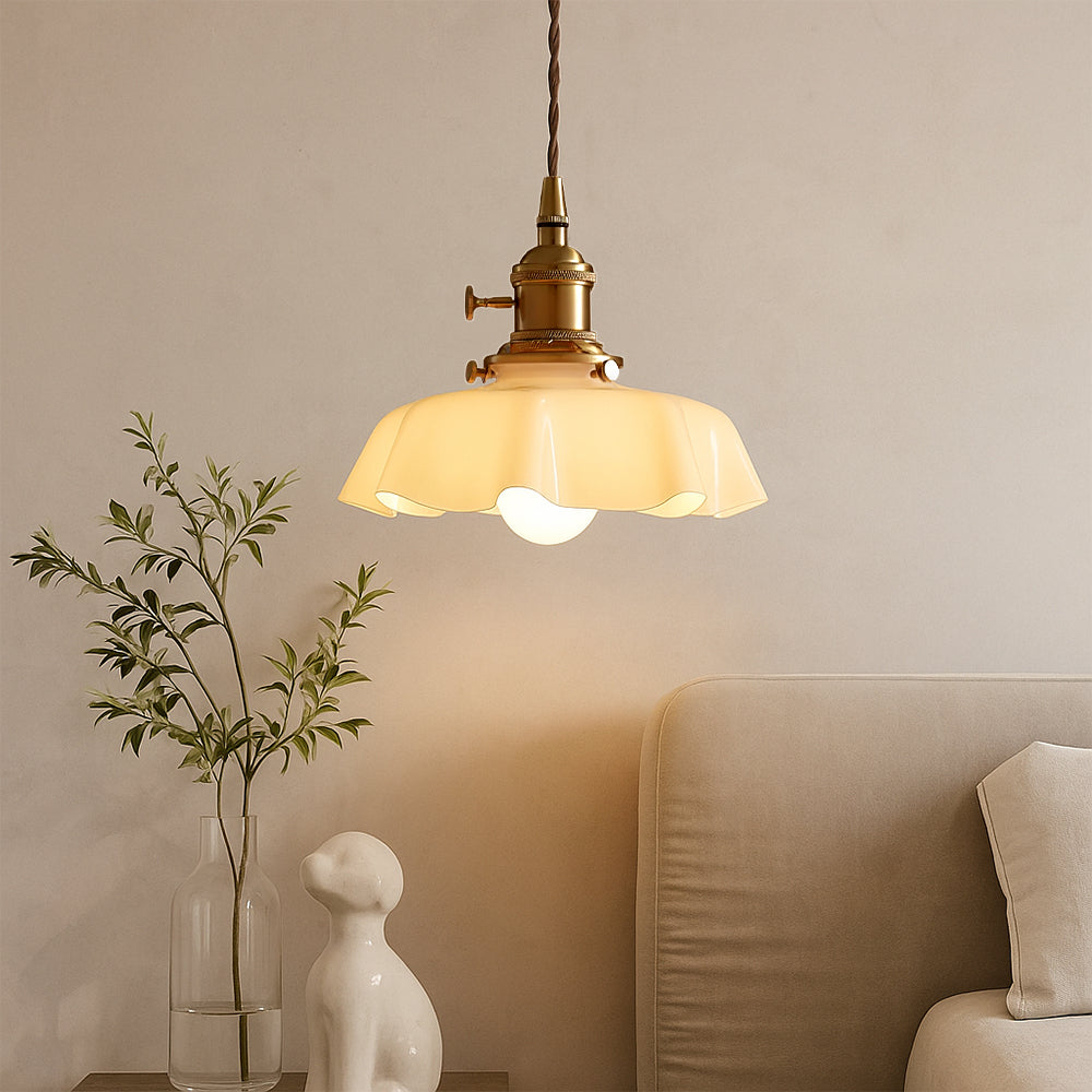 Lampada a sospensione in stile francese con paralume in vetro crema a forma scallop