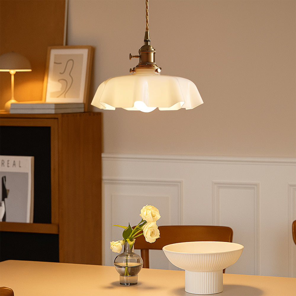 Lampada a sospensione in stile francese con paralume in vetro crema a forma scallop