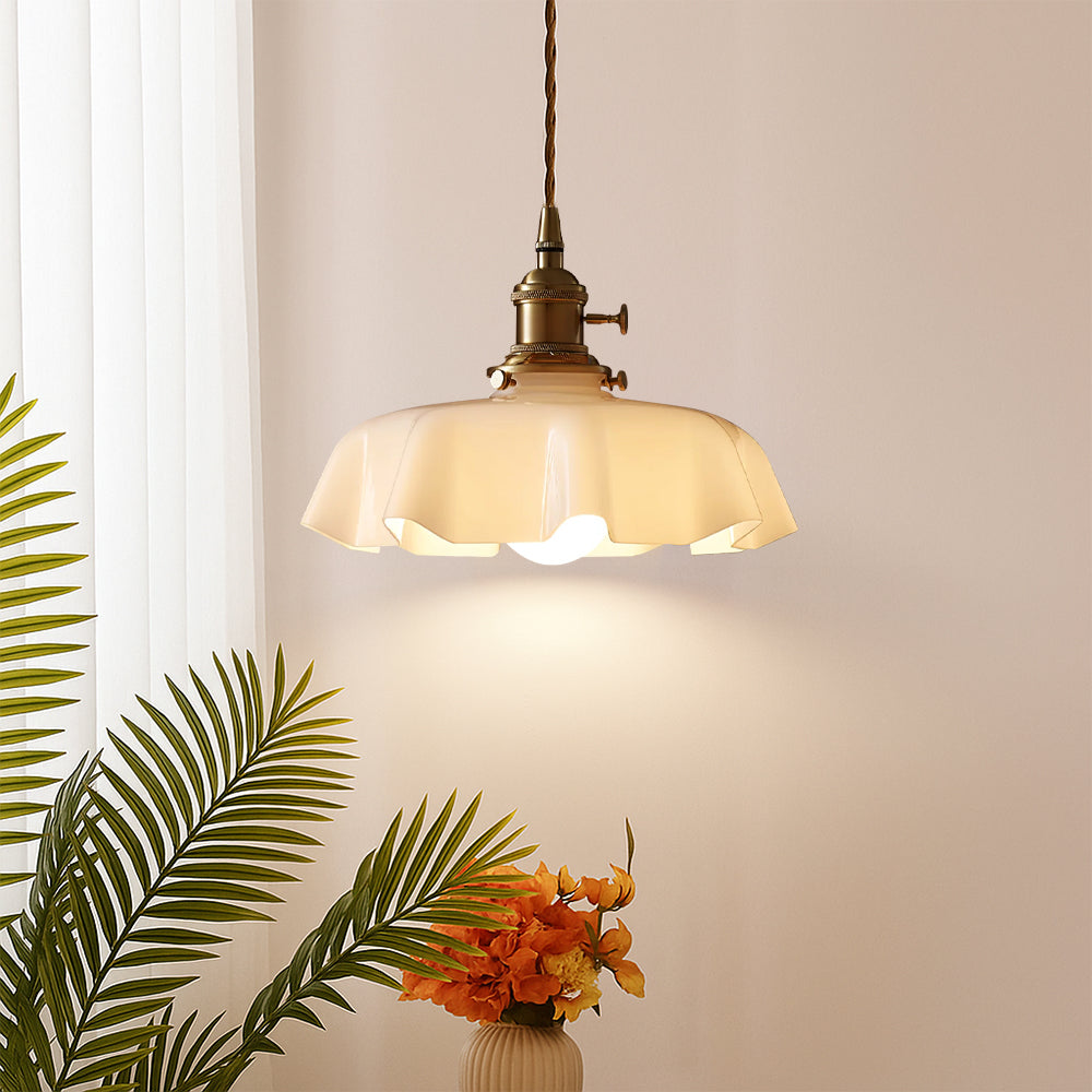 Lampada a sospensione in stile francese con paralume in vetro crema a forma scallop