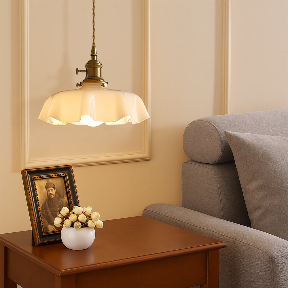 Lampada a sospensione in stile francese con paralume in vetro crema a forma scallop