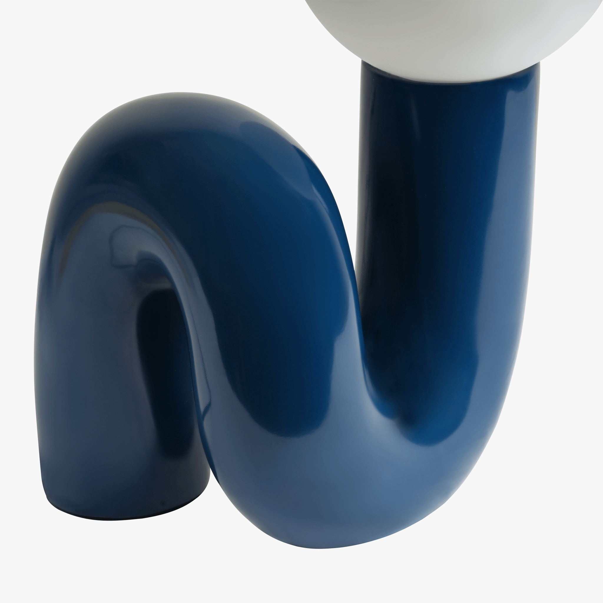 Avellon | Elegante Lampada da Tavolo con Base Scultorea e Luce Ambientale Soffusa