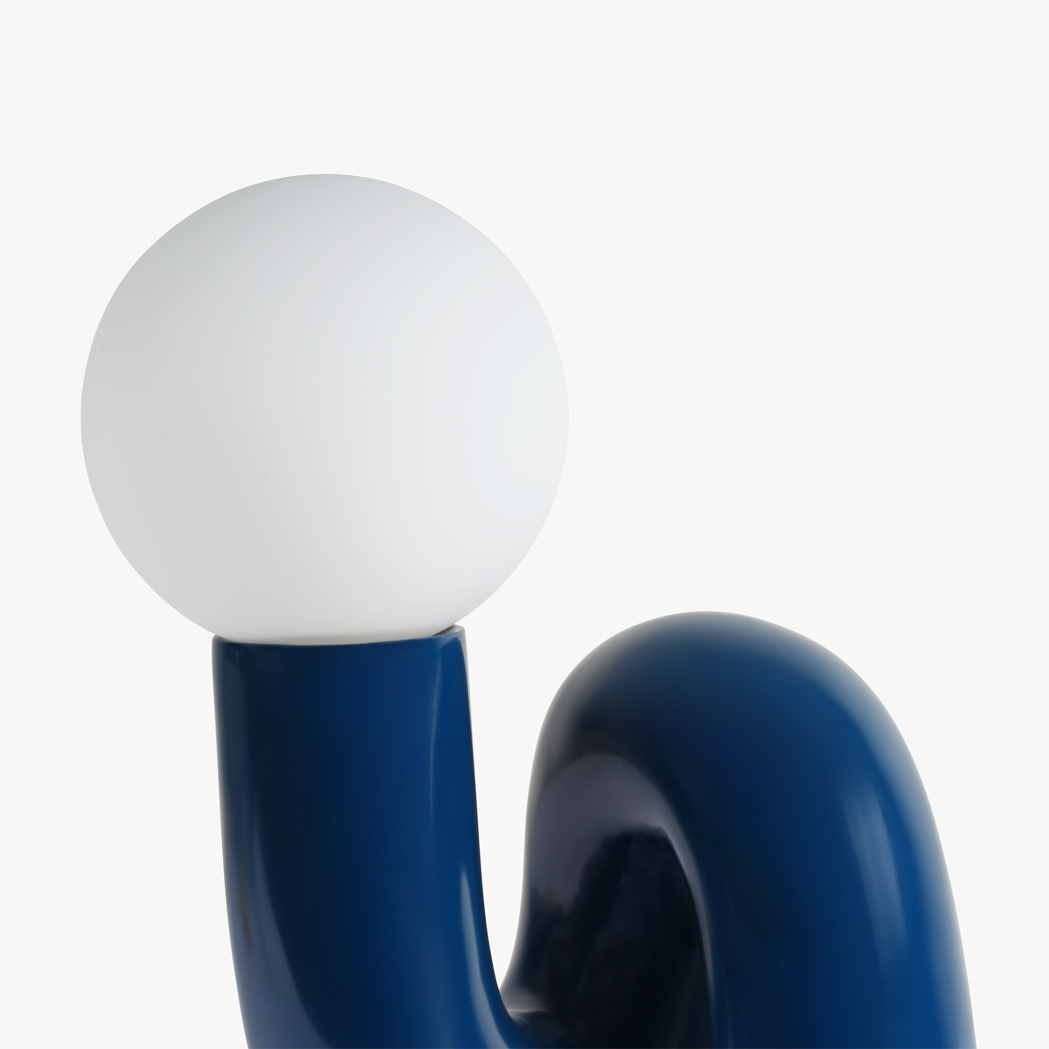 Avellon | Elegante Lampada da Tavolo con Base Scultorea e Luce Ambientale Soffusa
