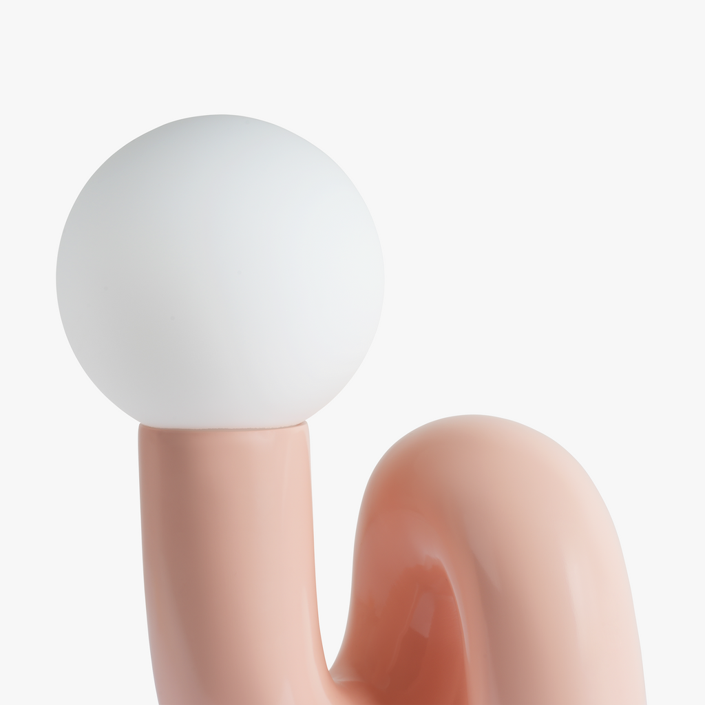 Avellon | Elegante Lampada da Tavolo con Base Scultorea e Luce Ambientale Soffusa
