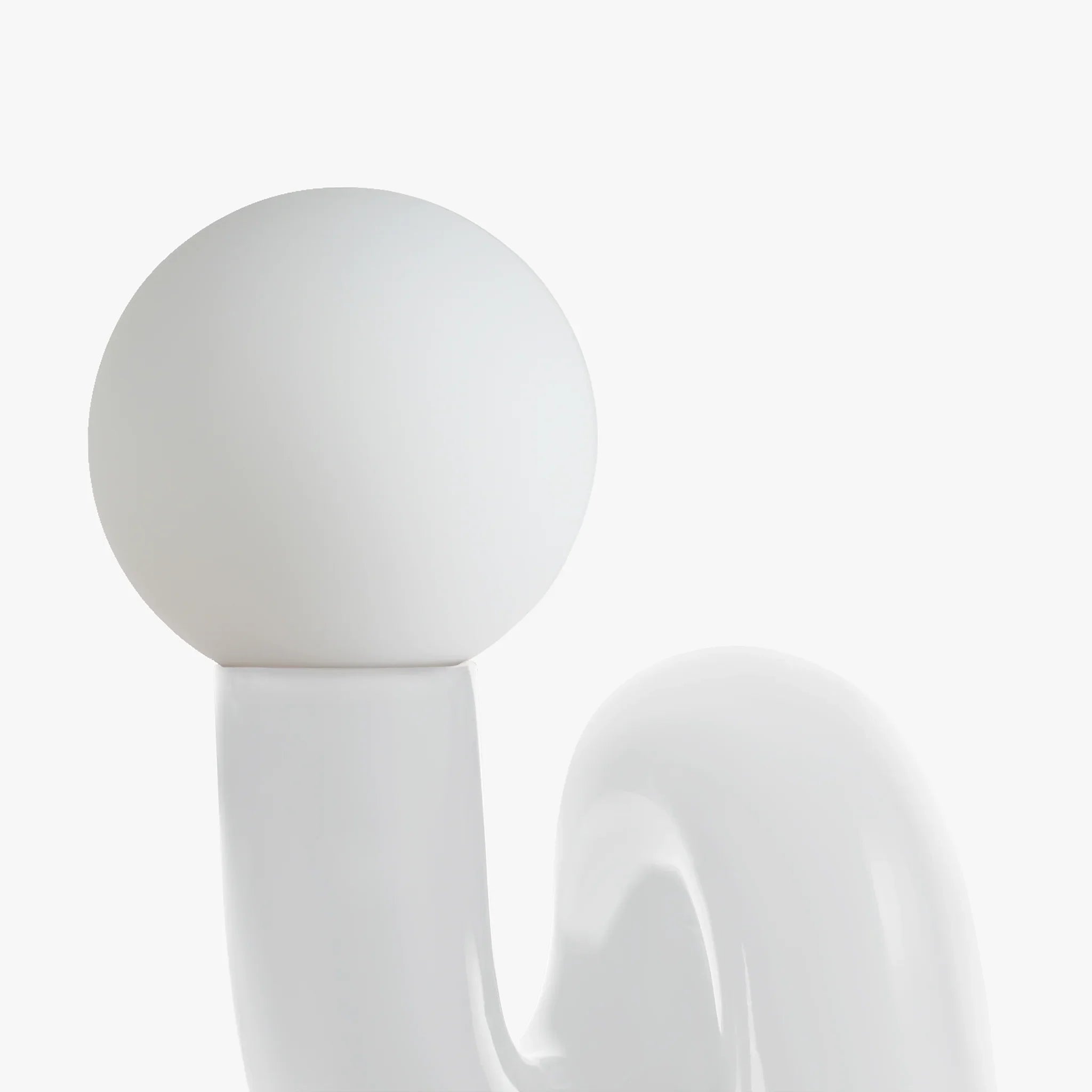 Avellon | Elegante Lampada da Tavolo con Base Scultorea e Luce Ambientale Soffusa