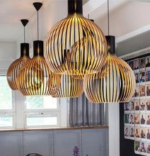 Lampada a sospensione in legno fatta a mano