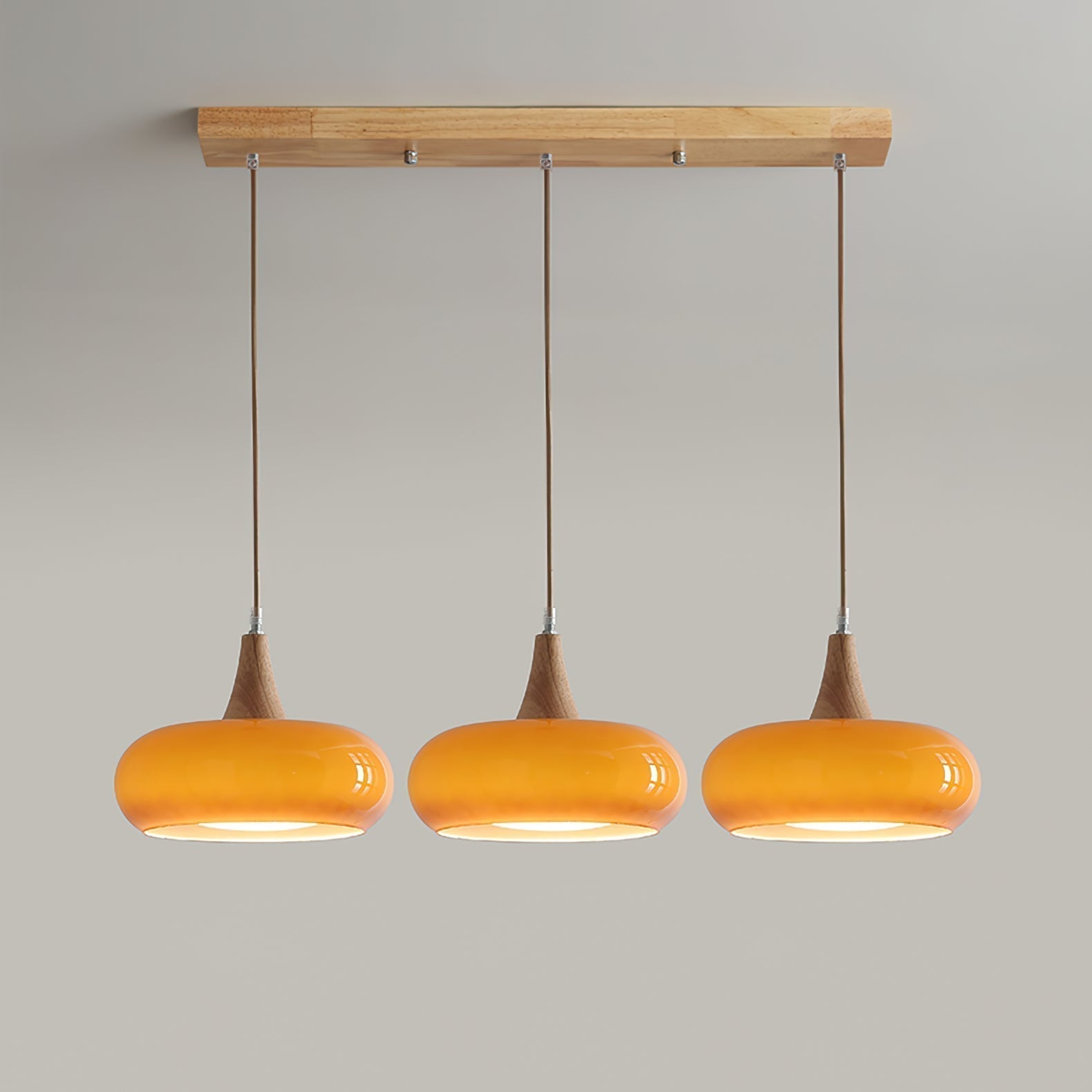 Elowara | Lampada a Sospensione in Vetro Ambra con Dettagli in Legno per Illuminazione Ambientale nella Sala da Pranzo