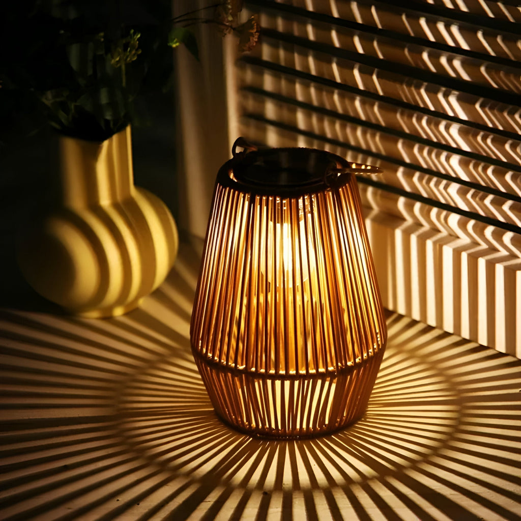 Lampada in Rattan Intrecciato SolVävd – Lampada a Sospensione a Energia Solare in Design di Bambù Intrecciato a Mano