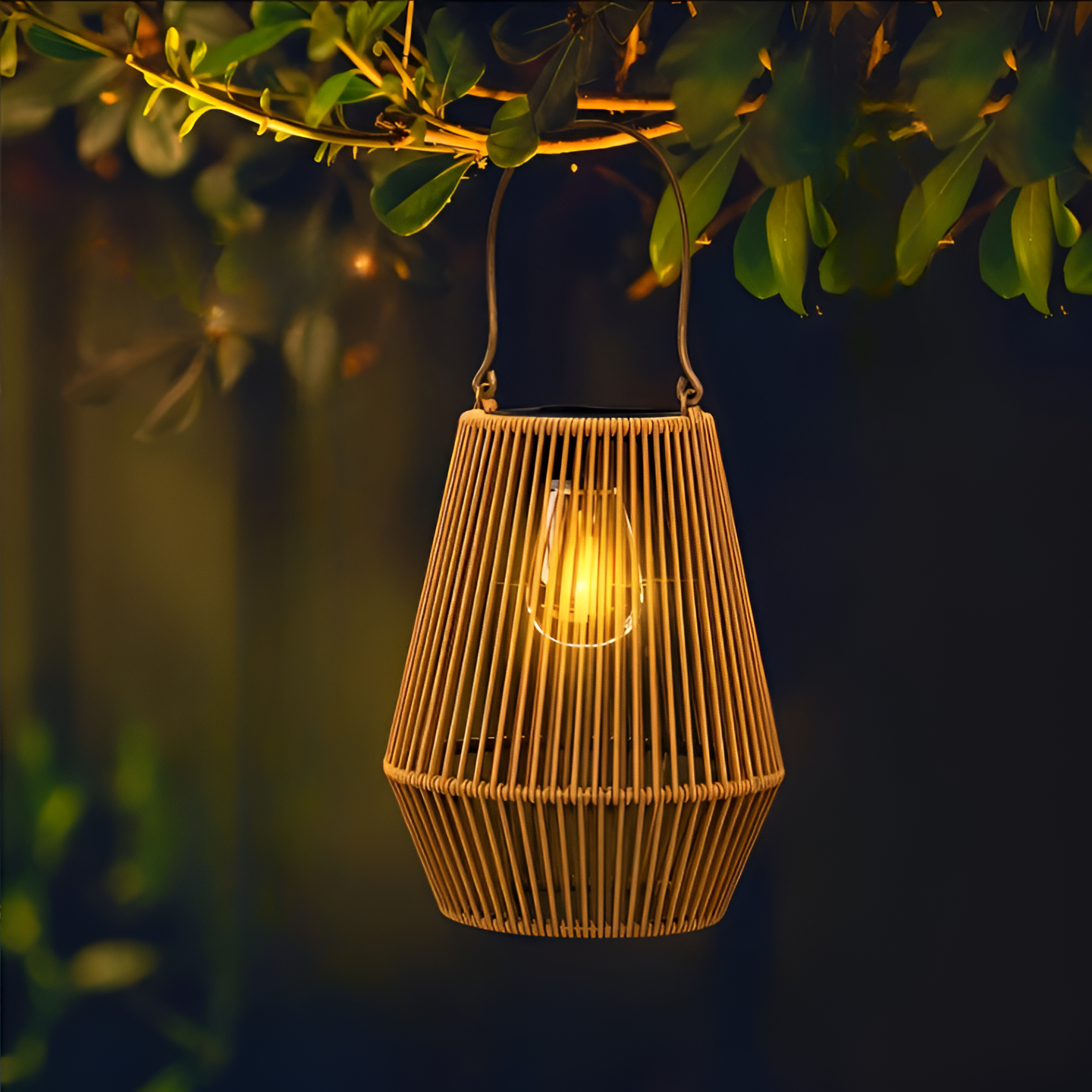 Lampada in Rattan Intrecciato SolVävd – Lampada a Sospensione a Energia Solare in Design di Bambù Intrecciato a Mano