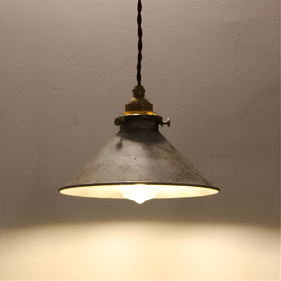 Ferrolume – Lampada a sospensione industriale in metallo con design conico