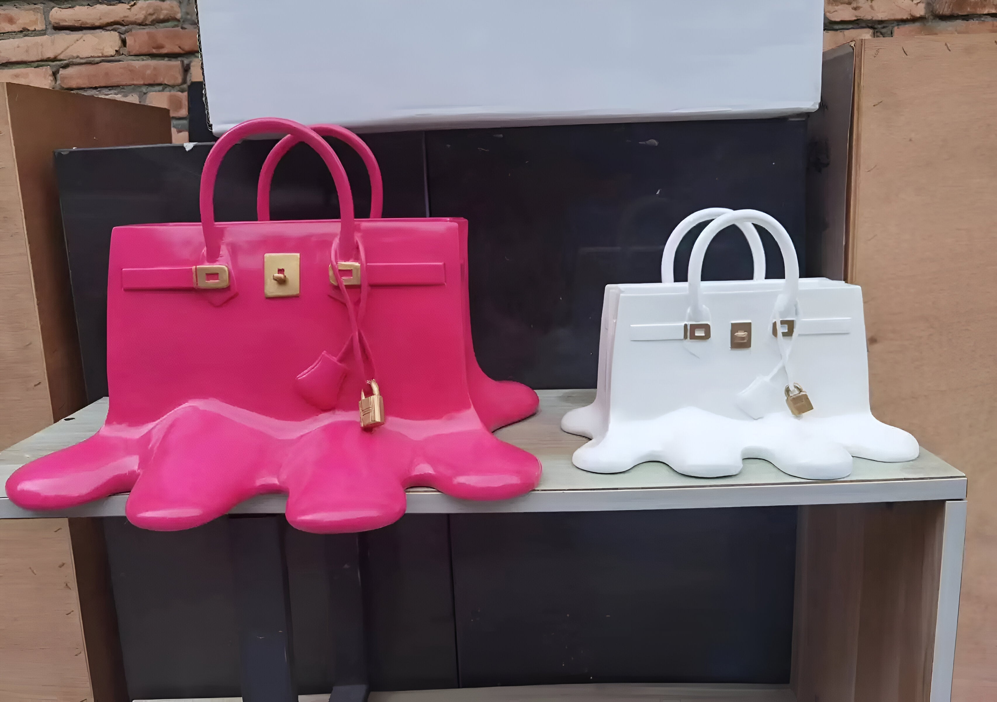 Melantha - Vaso Elegante in Resina con Silhouette di Borsa