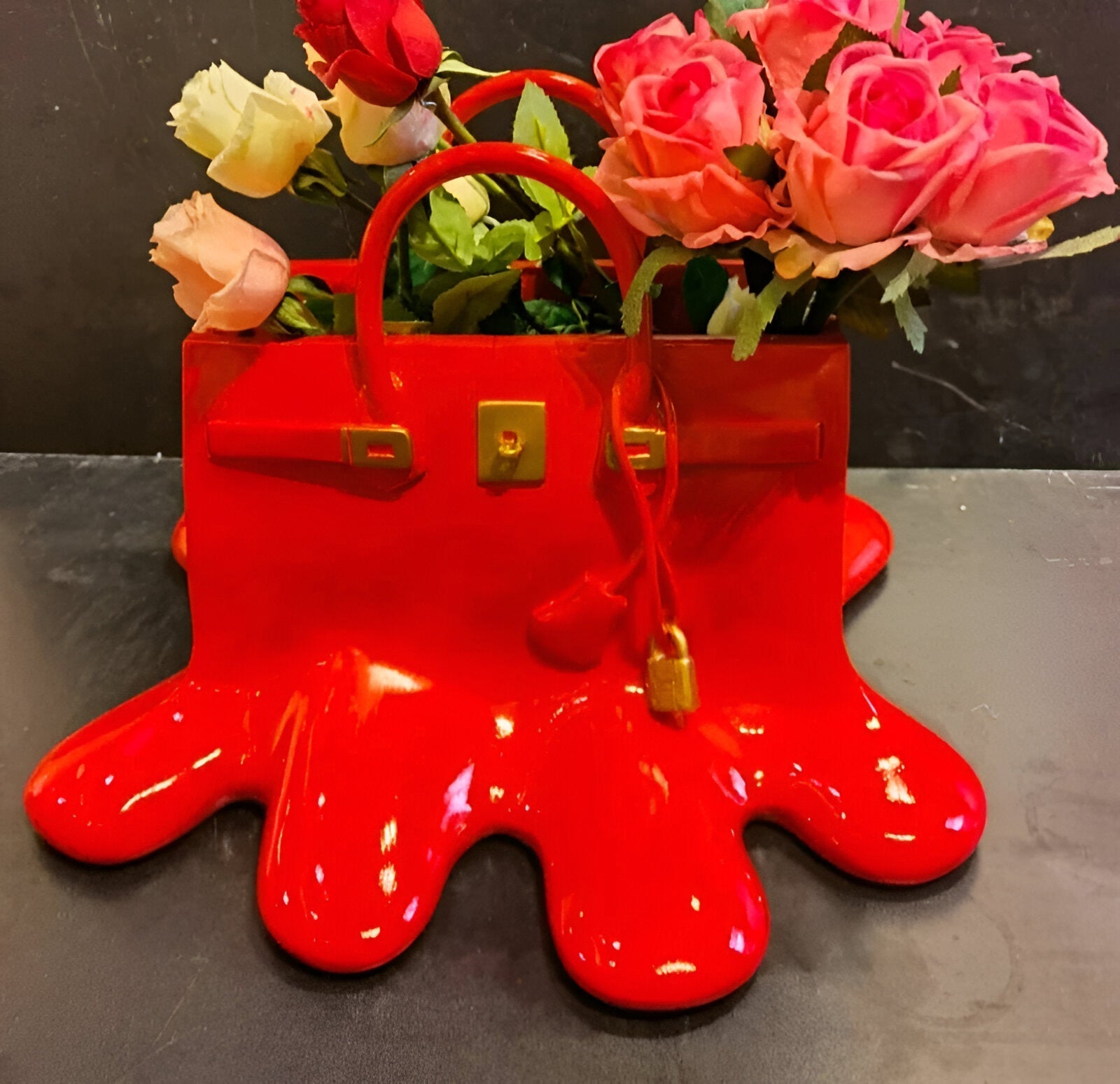 Melantha - Vaso Elegante in Resina con Silhouette di Borsa