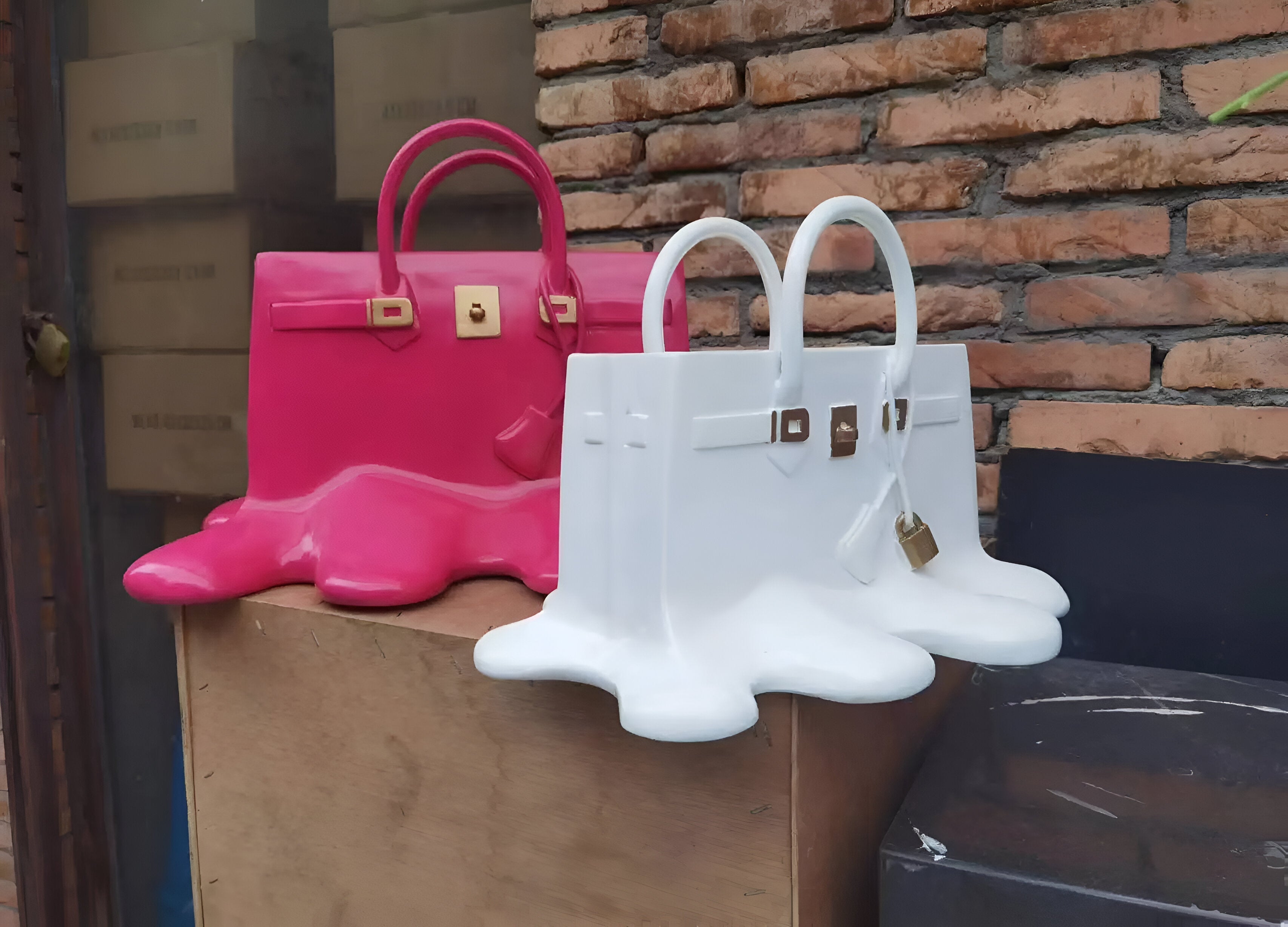 Melantha - Vaso Elegante in Resina con Silhouette di Borsa