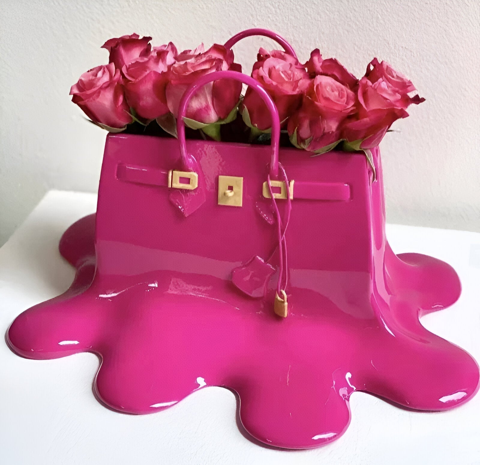 Melantha - Vaso Elegante in Resina con Silhouette di Borsa