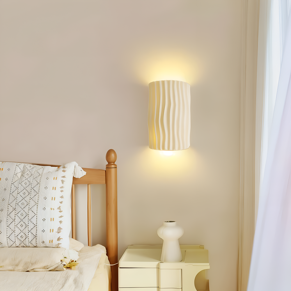 HuePleat – Applique Curvo Pieghettato in Resina con Illuminazione LED Direzionata Verso l'Alto e Verso il Basso