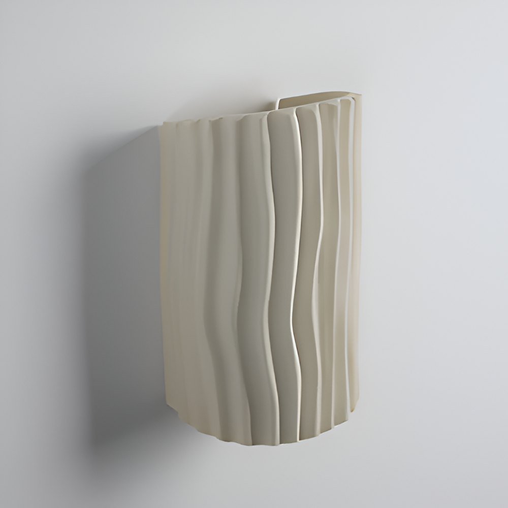 HuePleat – Applique Curvo Pieghettato in Resina con Illuminazione LED Direzionata Verso l'Alto e Verso il Basso