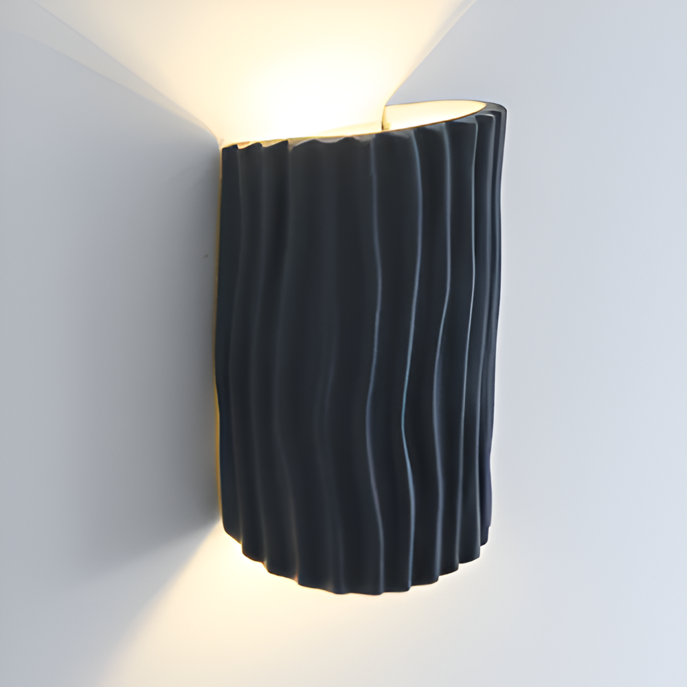 HuePleat – Applique Curvo Pieghettato in Resina con Illuminazione LED Direzionata Verso l'Alto e Verso il Basso