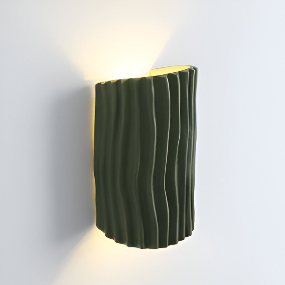 HuePleat – Applique Curvo Pieghettato in Resina con Illuminazione LED Direzionata Verso l'Alto e Verso il Basso