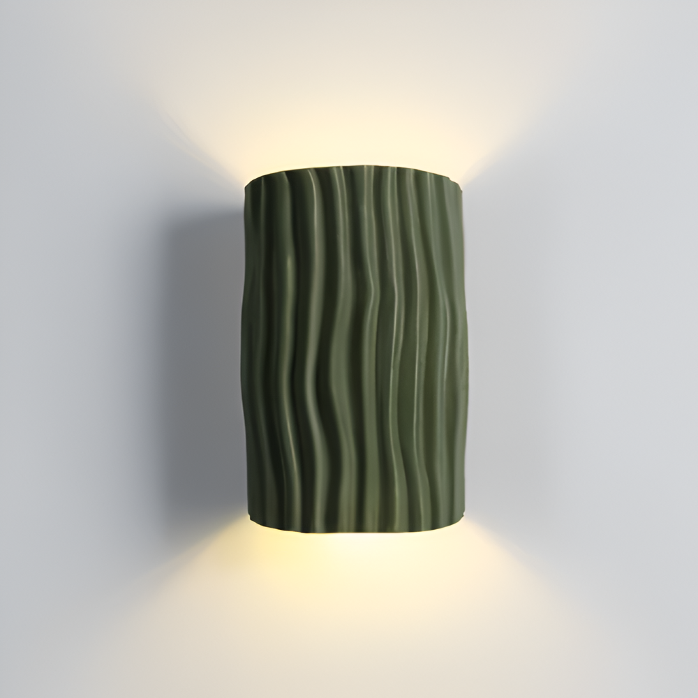 HuePleat – Applique Curvo Pieghettato in Resina con Illuminazione LED Direzionata Verso l'Alto e Verso il Basso