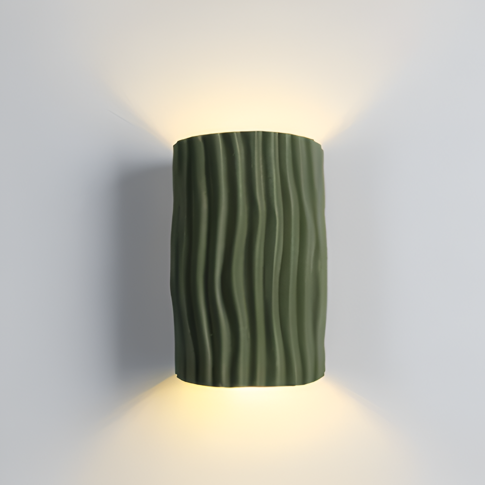 HuePleat – Applique Curvo Pieghettato in Resina con Illuminazione LED Direzionata Verso l'Alto e Verso il Basso