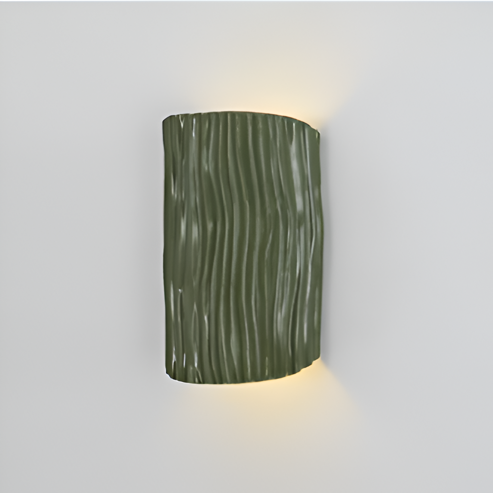 HuePleat – Applique Curvo Pieghettato in Resina con Illuminazione LED Direzionata Verso l'Alto e Verso il Basso