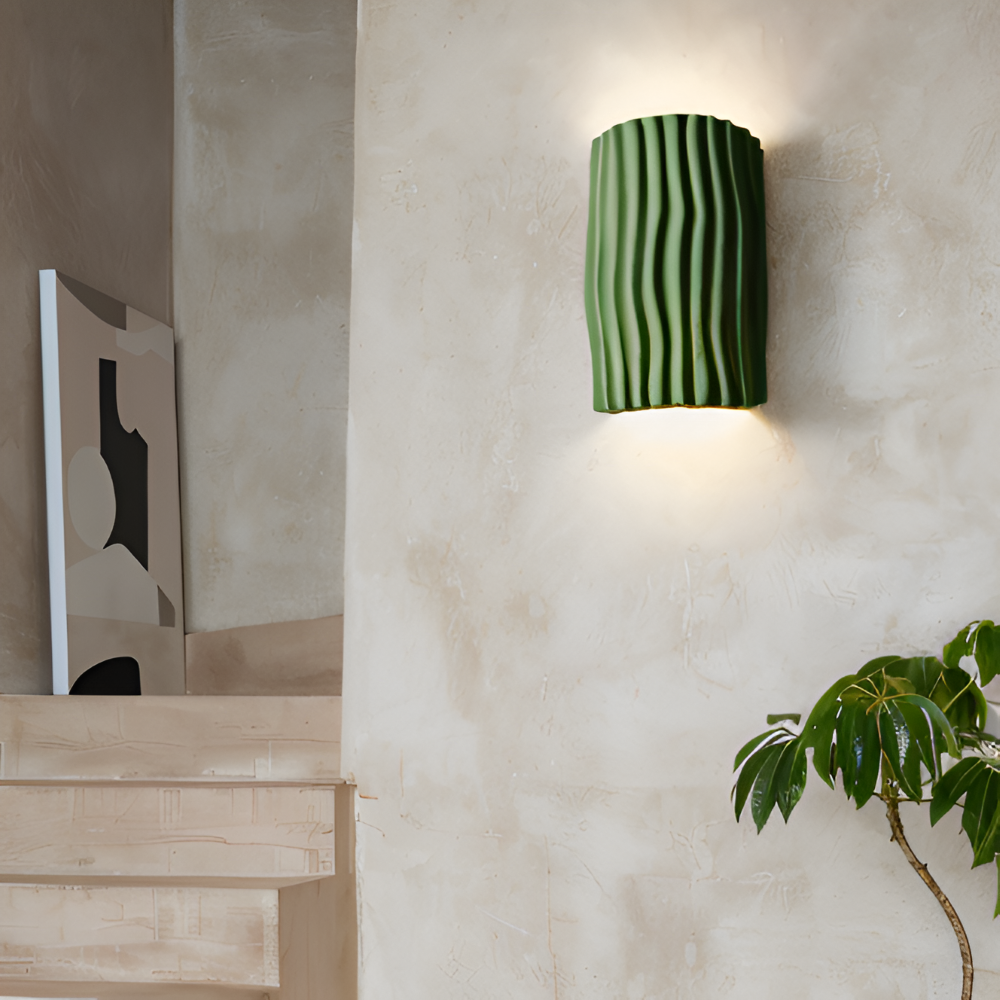HuePleat – Applique Curvo Pieghettato in Resina con Illuminazione LED Direzionata Verso l'Alto e Verso il Basso