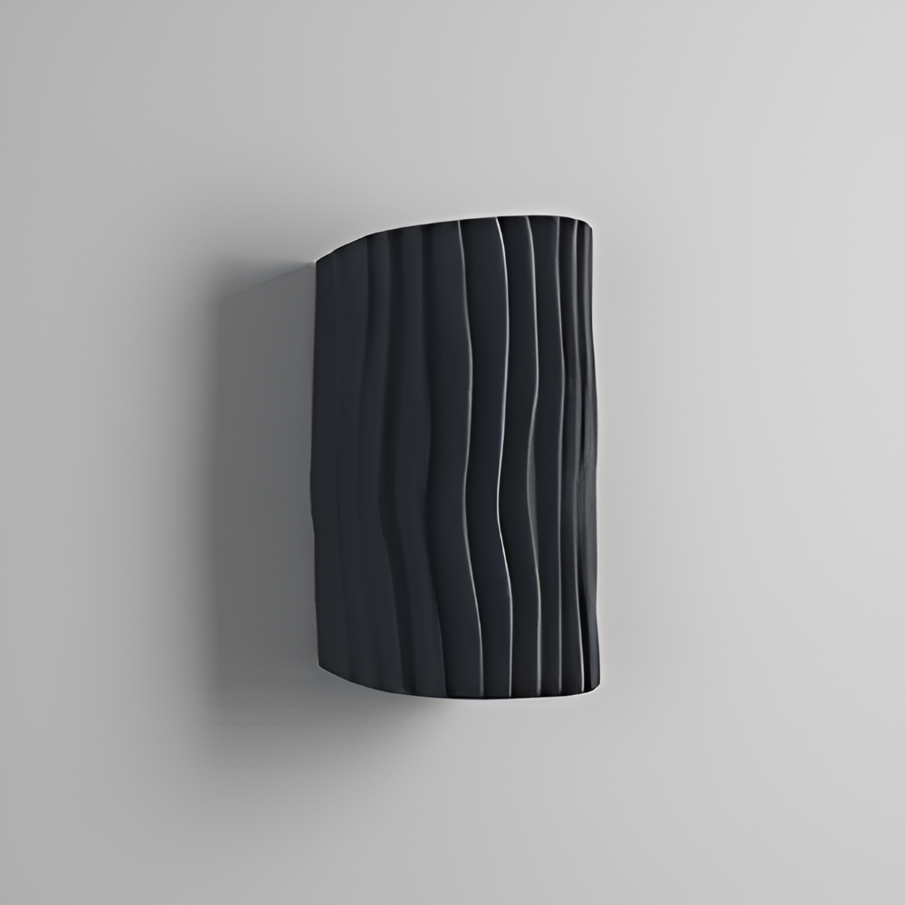 HuePleat – Applique Curvo Pieghettato in Resina con Illuminazione LED Direzionata Verso l'Alto e Verso il Basso