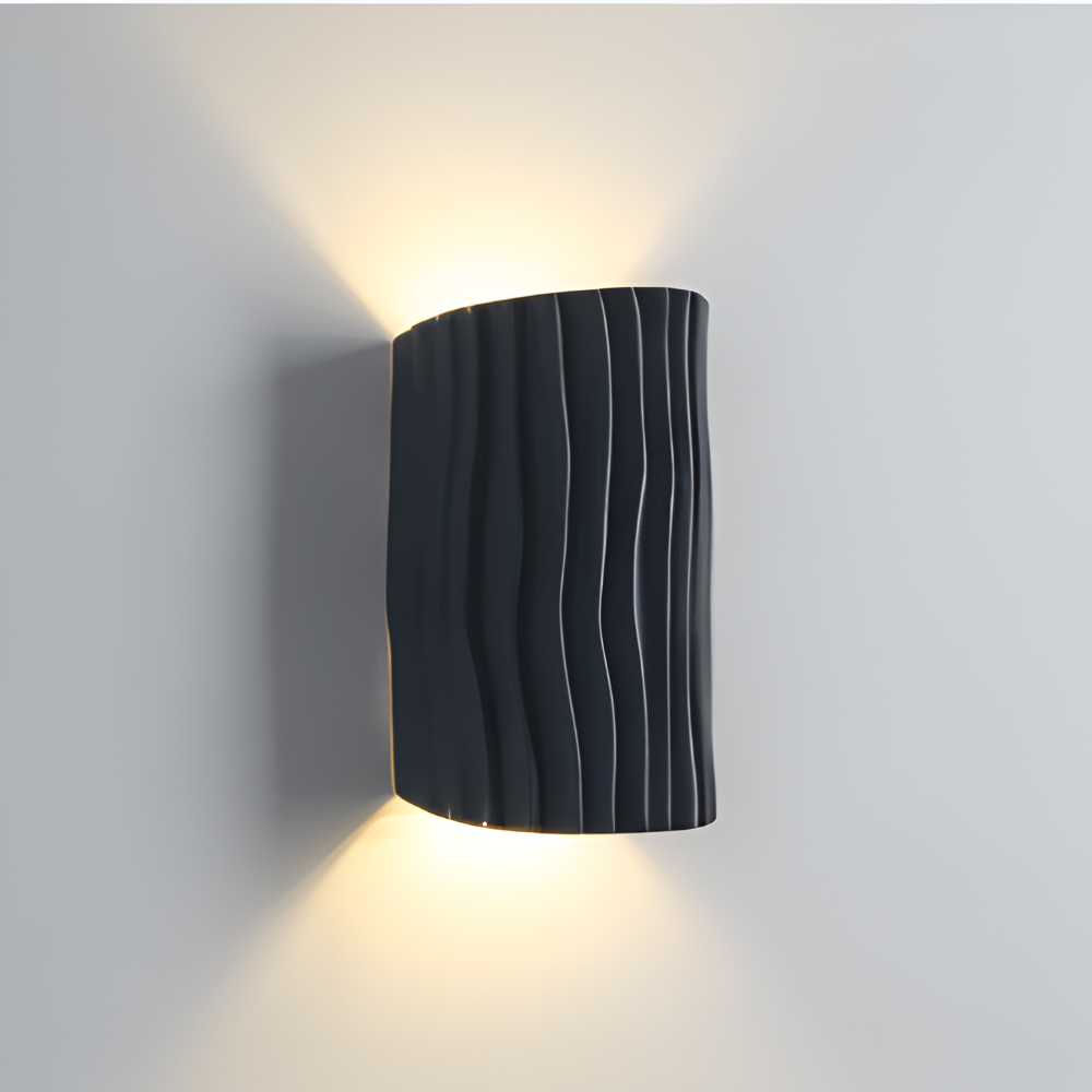 HuePleat – Applique Curvo Pieghettato in Resina con Illuminazione LED Direzionata Verso l'Alto e Verso il Basso