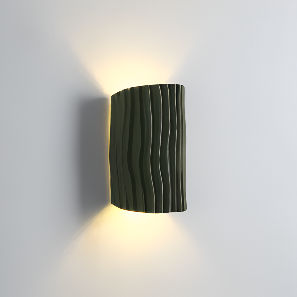 HuePleat – Applique Curvo Pieghettato in Resina con Illuminazione LED Direzionata Verso l'Alto e Verso il Basso