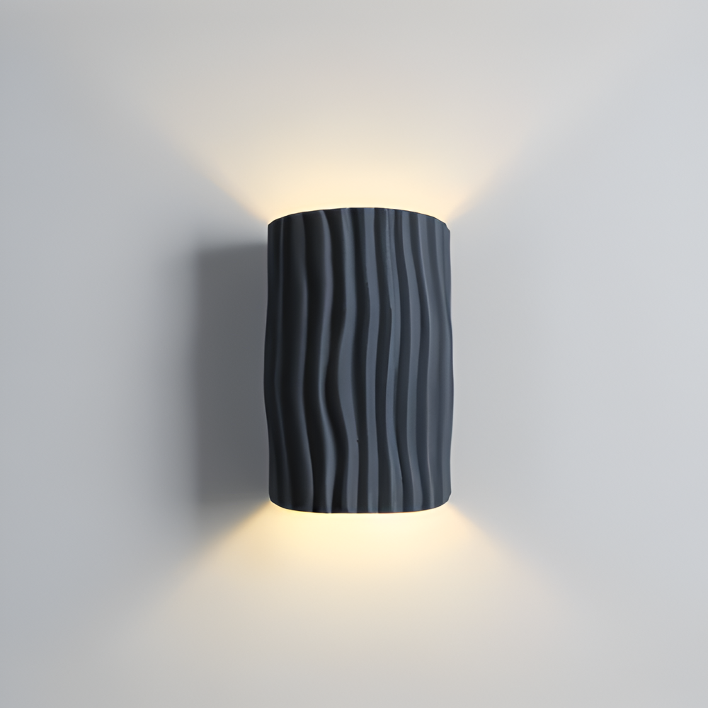 HuePleat – Applique Curvo Pieghettato in Resina con Illuminazione LED Direzionata Verso l'Alto e Verso il Basso