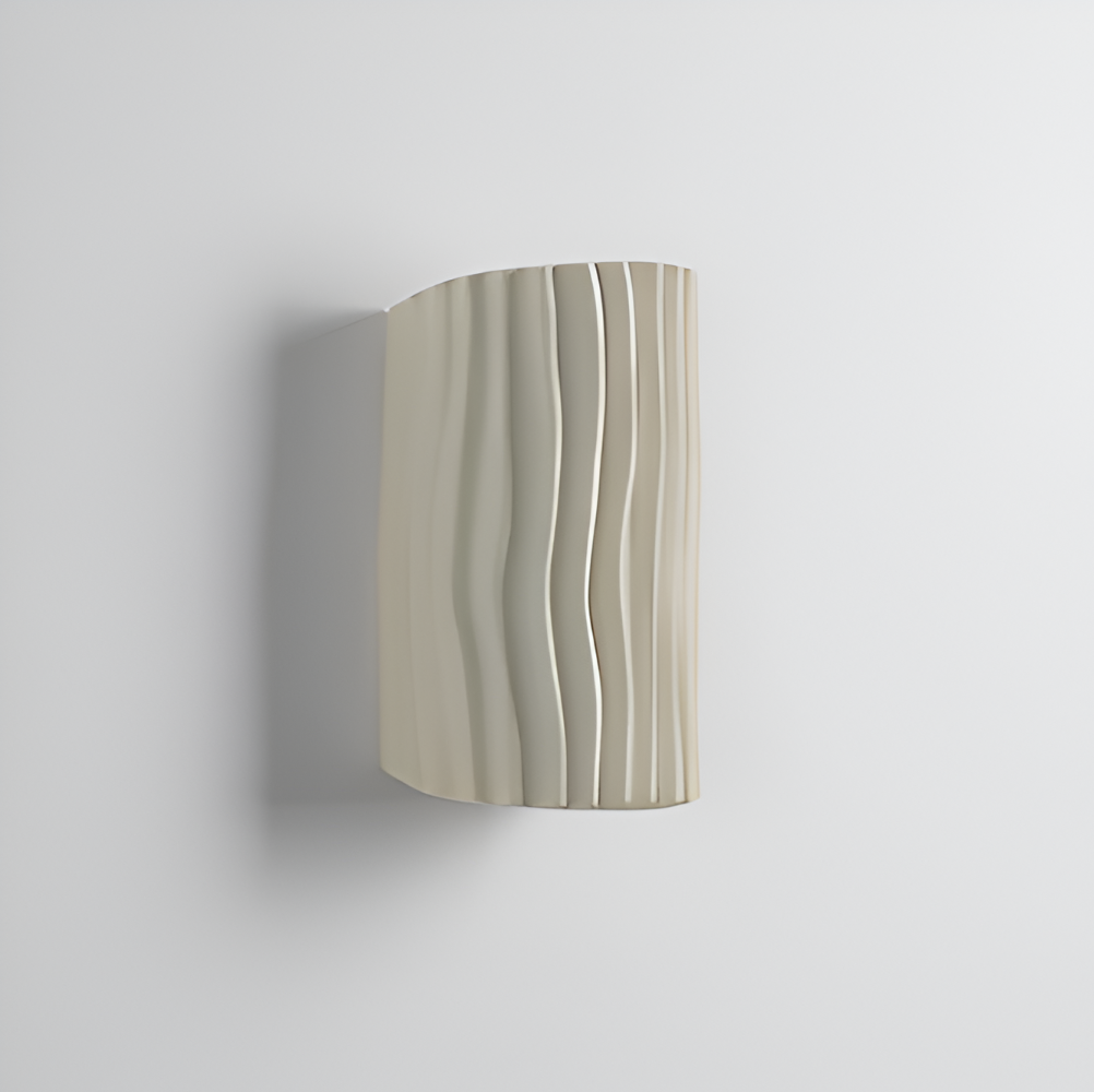 HuePleat – Applique Curvo Pieghettato in Resina con Illuminazione LED Direzionata Verso l'Alto e Verso il Basso