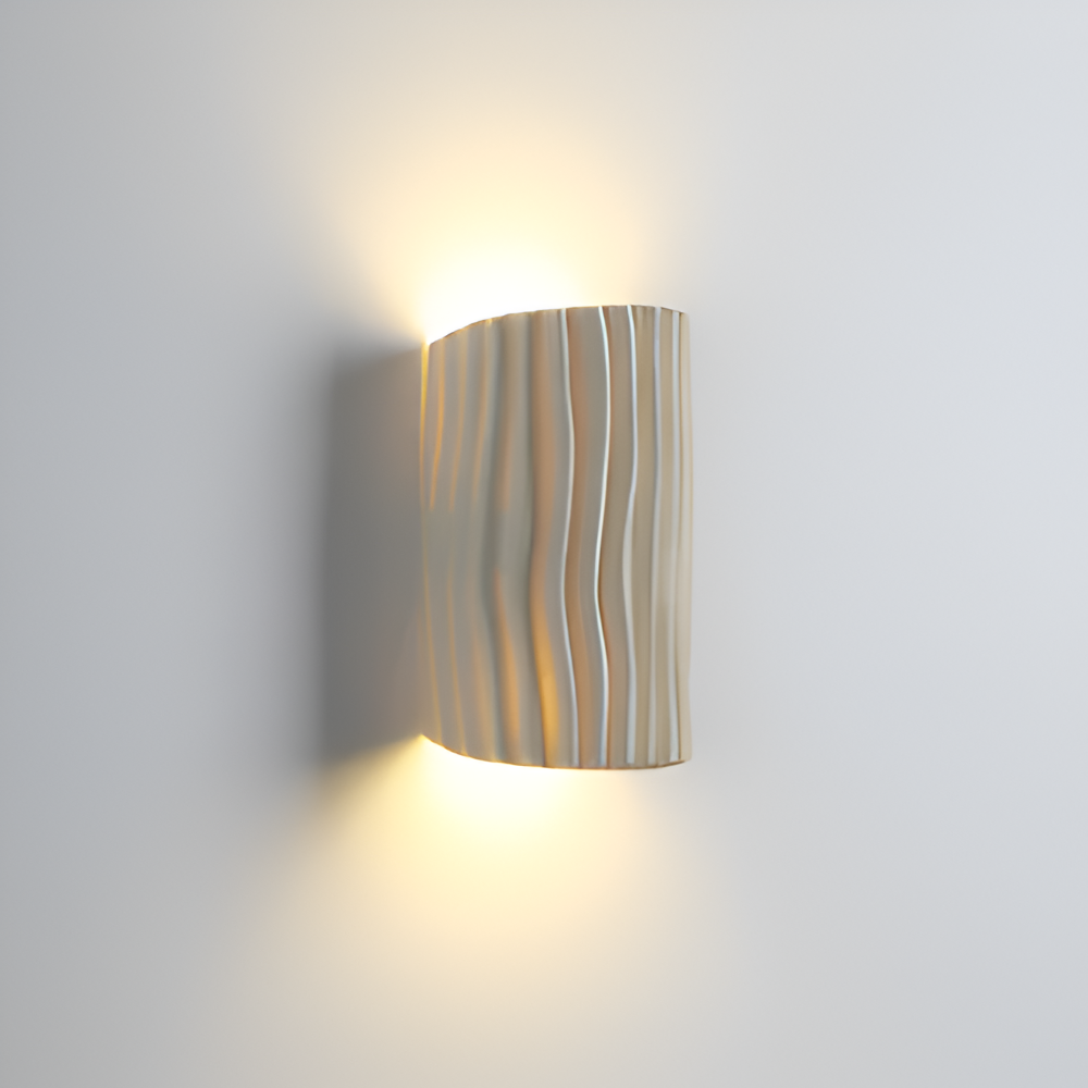 HuePleat – Applique Curvo Pieghettato in Resina con Illuminazione LED Direzionata Verso l'Alto e Verso il Basso
