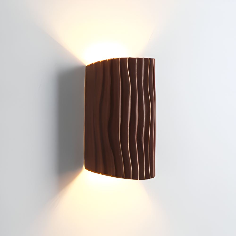 HuePleat – Applique Curvo Pieghettato in Resina con Illuminazione LED Direzionata Verso l'Alto e Verso il Basso