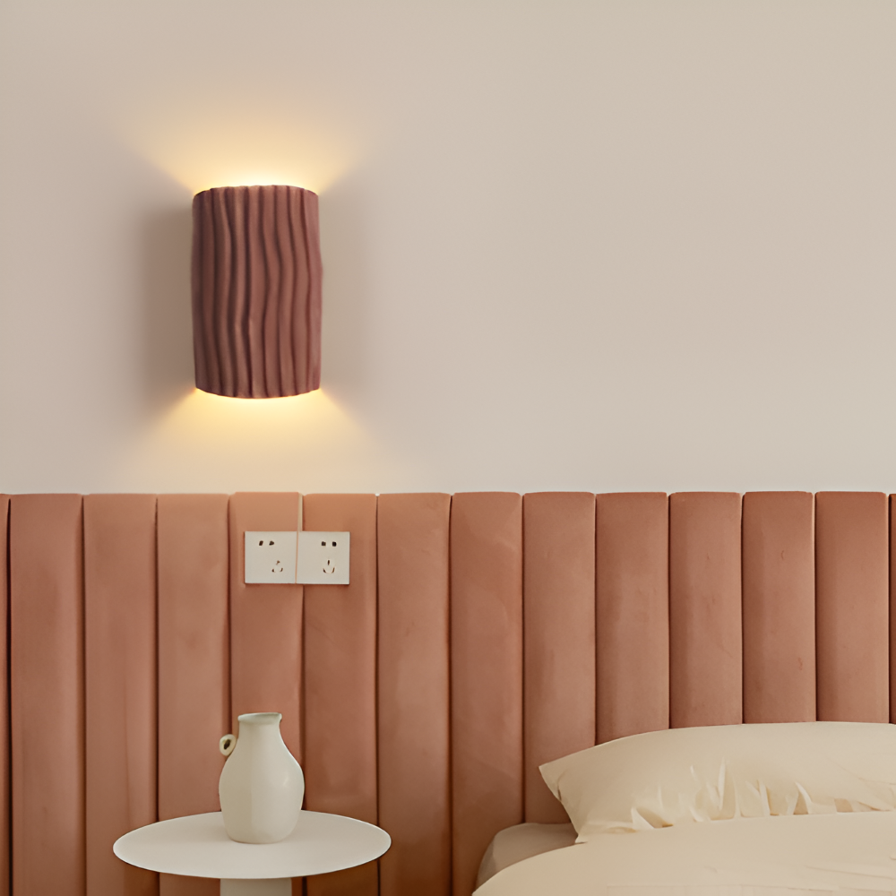 HuePleat – Applique Curvo Pieghettato in Resina con Illuminazione LED Direzionata Verso l'Alto e Verso il Basso