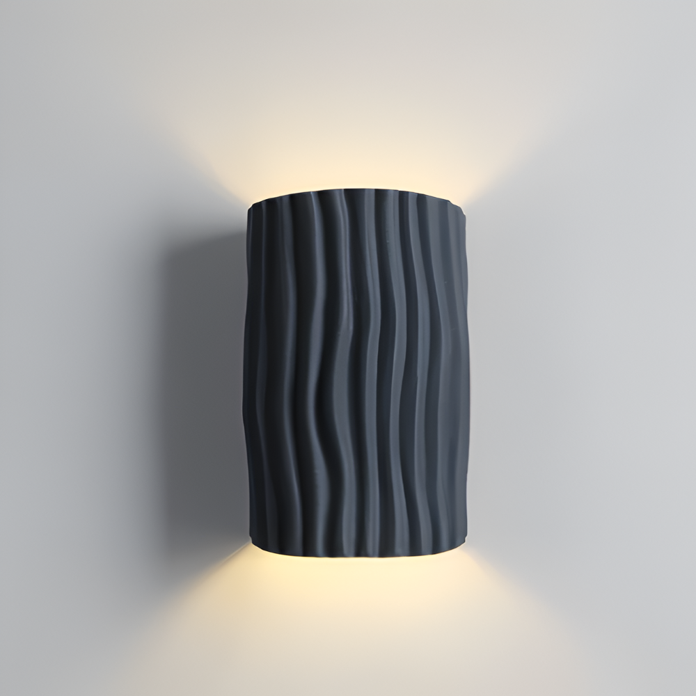 HuePleat – Applique Curvo Pieghettato in Resina con Illuminazione LED Direzionata Verso l'Alto e Verso il Basso