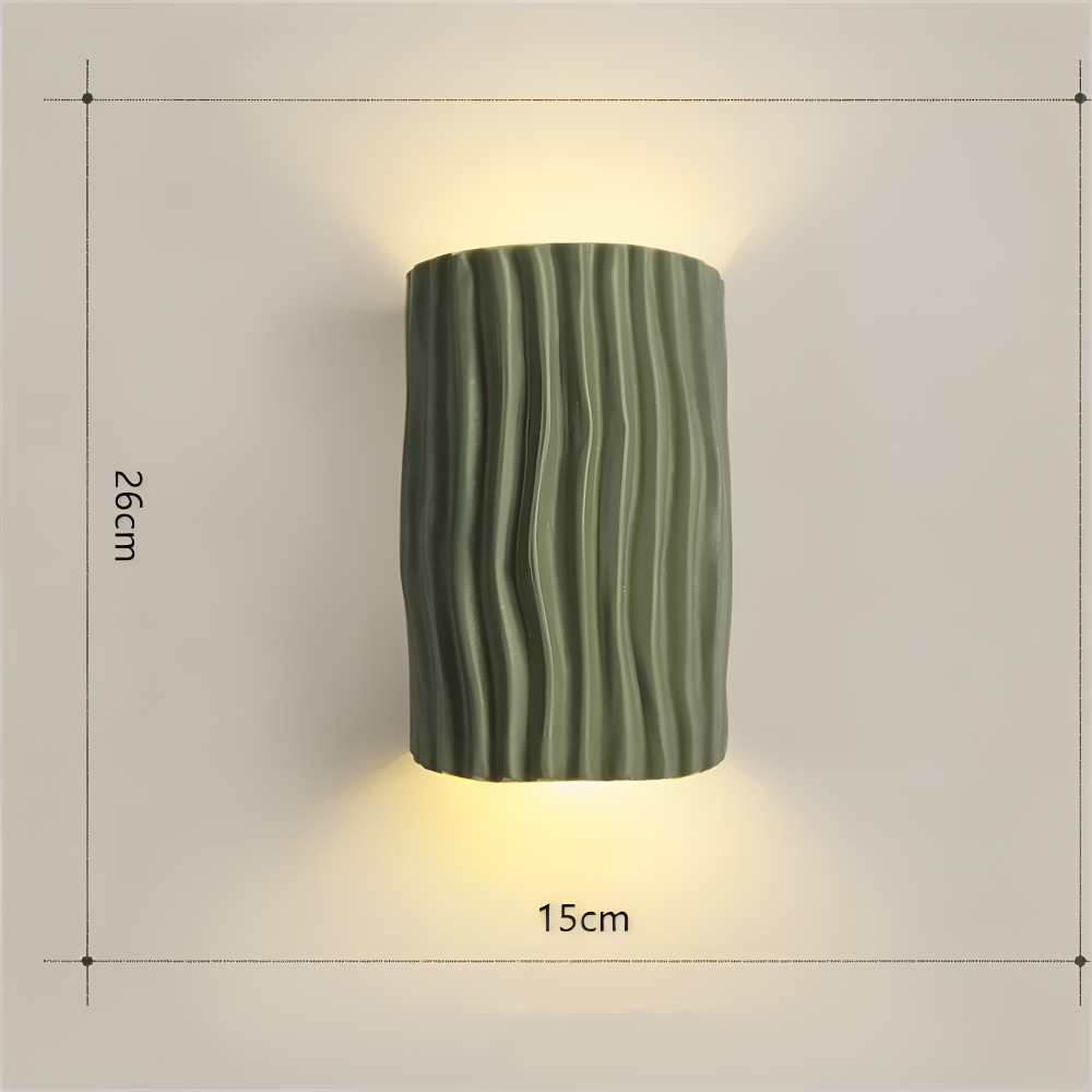 HuePleat – Applique Curvo Pieghettato in Resina con Illuminazione LED Direzionata Verso l'Alto e Verso il Basso