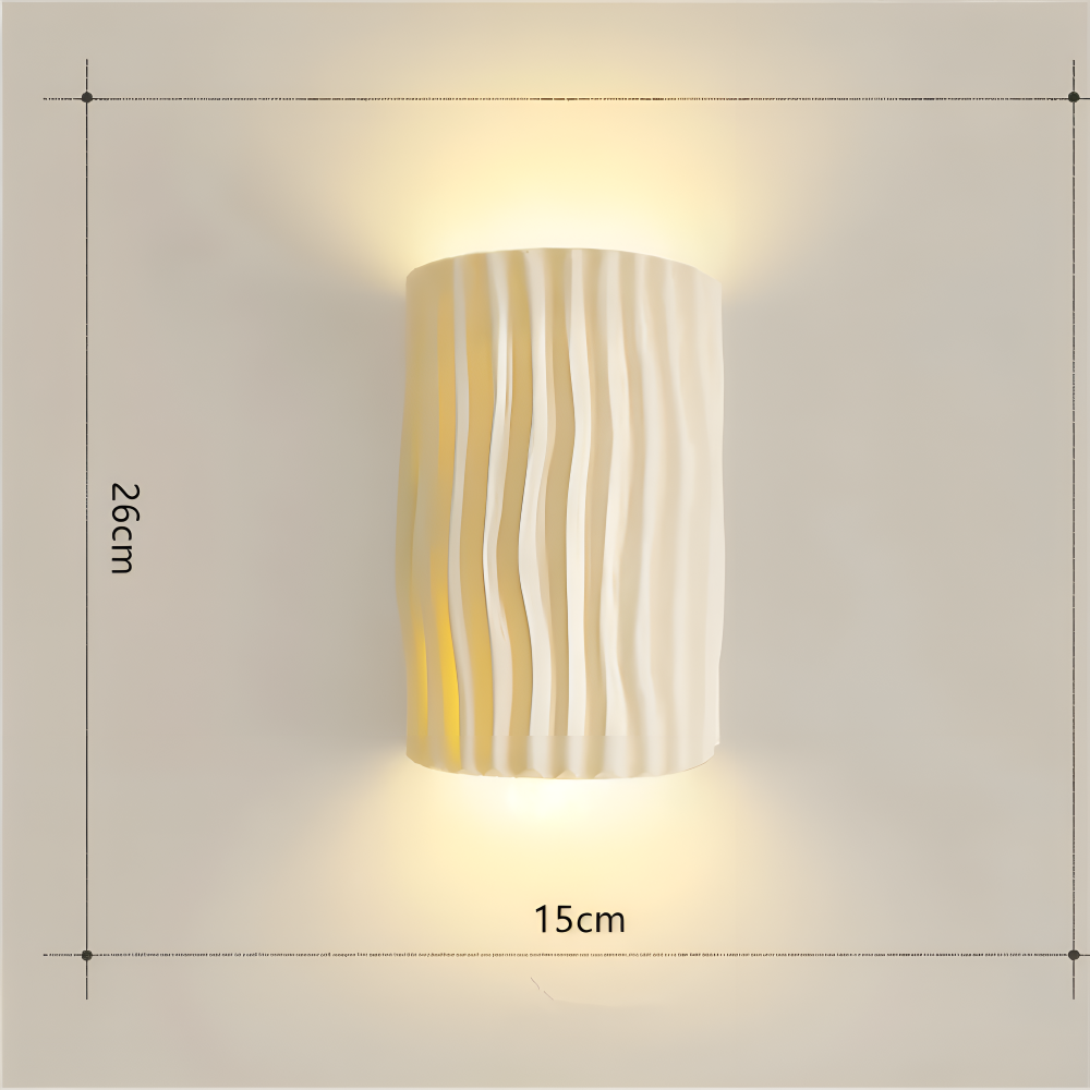 HuePleat – Applique Curvo Pieghettato in Resina con Illuminazione LED Direzionata Verso l'Alto e Verso il Basso