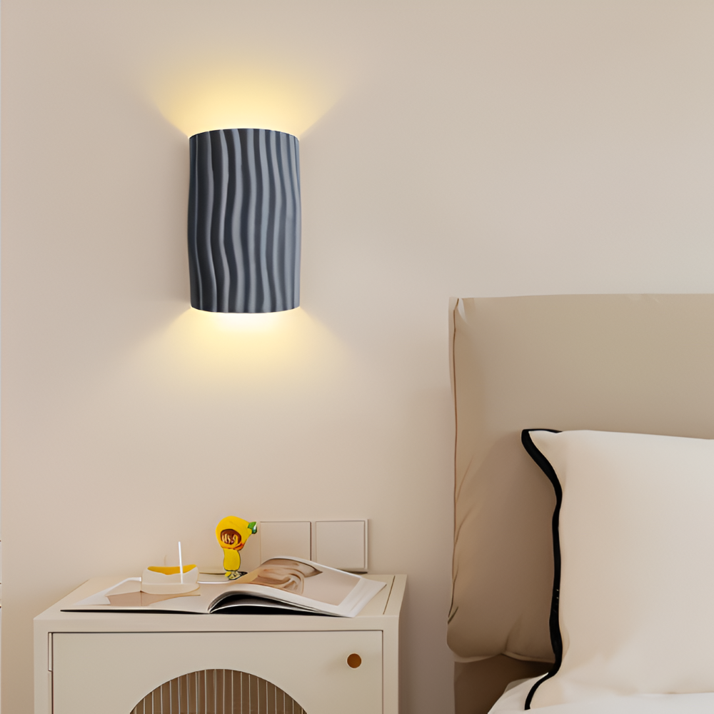 HuePleat – Applique Curvo Pieghettato in Resina con Illuminazione LED Direzionata Verso l'Alto e Verso il Basso