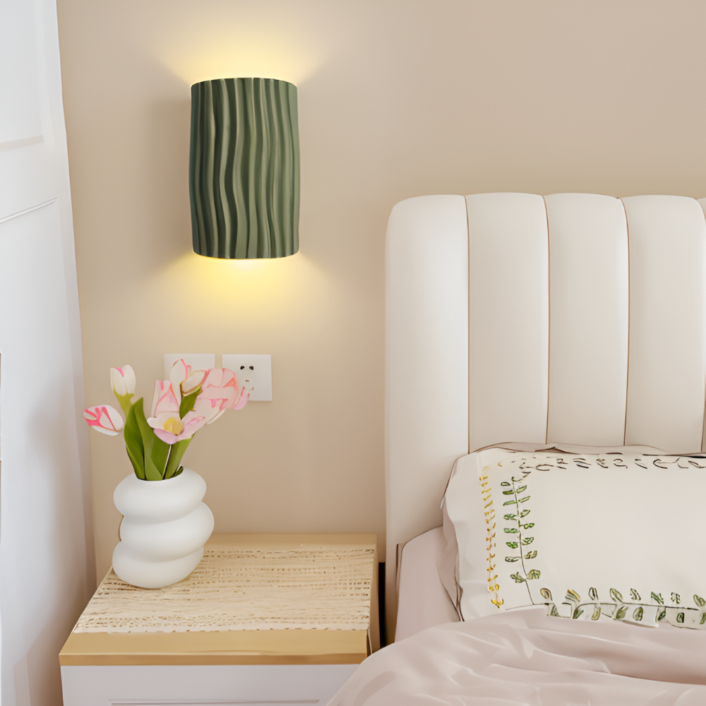 HuePleat – Applique Curvo Pieghettato in Resina con Illuminazione LED Direzionata Verso l'Alto e Verso il Basso