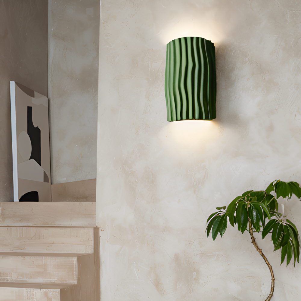 HuePleat – Applique Curvo Pieghettato in Resina con Illuminazione LED Direzionata Verso l'Alto e Verso il Basso