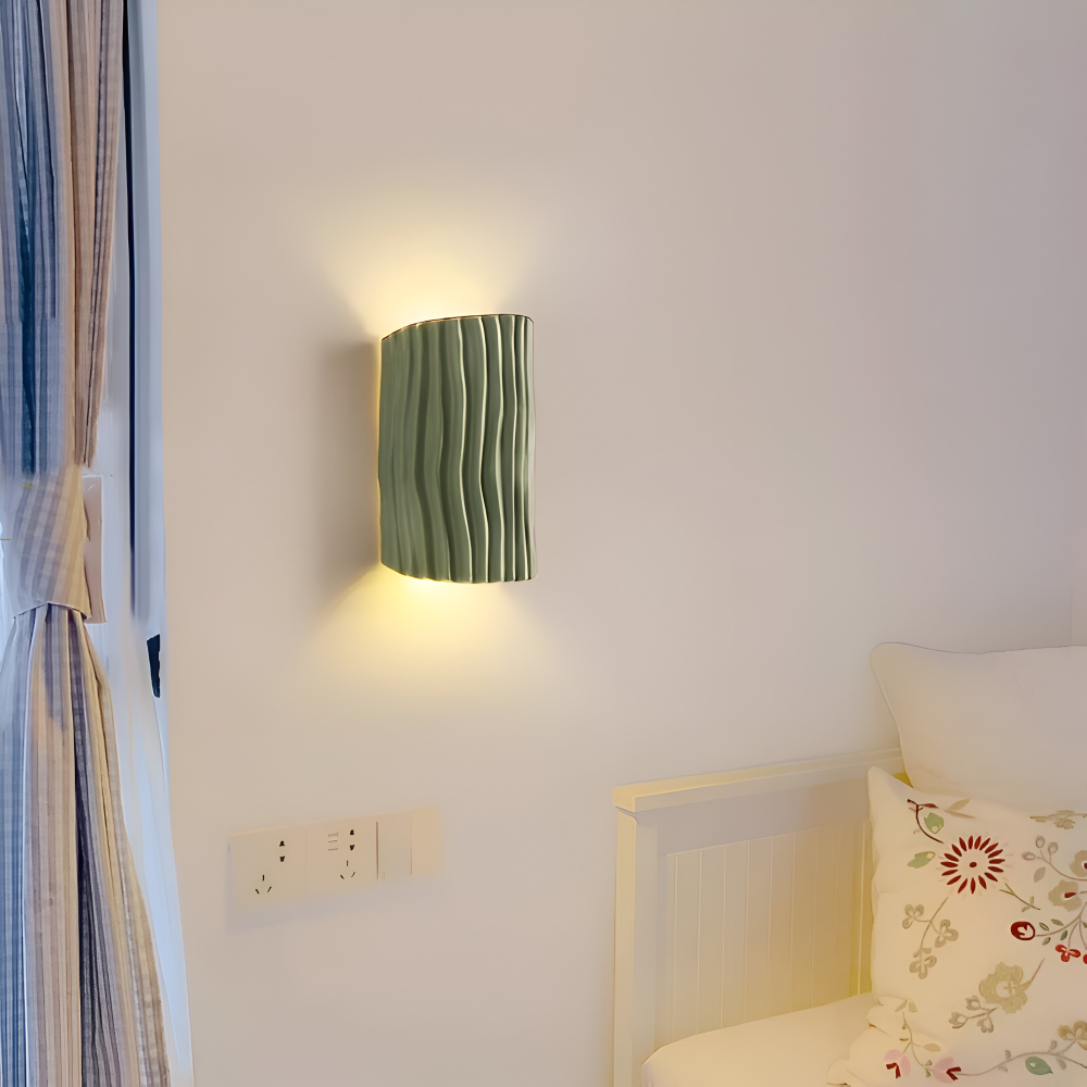 HuePleat – Applique Curvo Pieghettato in Resina con Illuminazione LED Direzionata Verso l'Alto e Verso il Basso