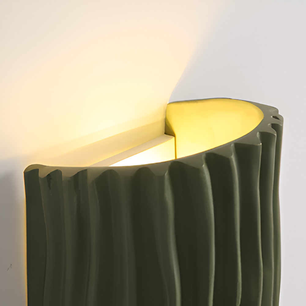 HuePleat – Applique Curvo Pieghettato in Resina con Illuminazione LED Direzionata Verso l'Alto e Verso il Basso