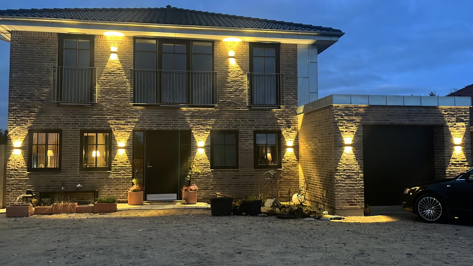 Avelira | Moderno Applique da Esterno LED Up Down in Alluminio Nero Sabbiato e Luce Calda 3000K