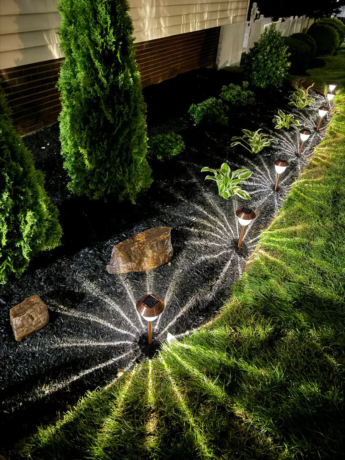 Set di 8 Luci da Giardino Solari con Cappuccio in Metallo e Vetro Trasparente