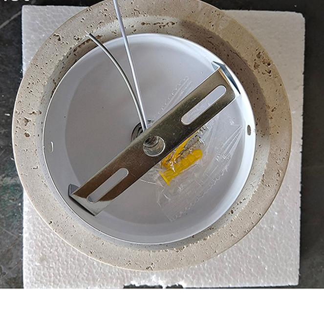 Lampada da parete cremosa in stile scandinavo che offre una luce accogliente e una semplicità elegante