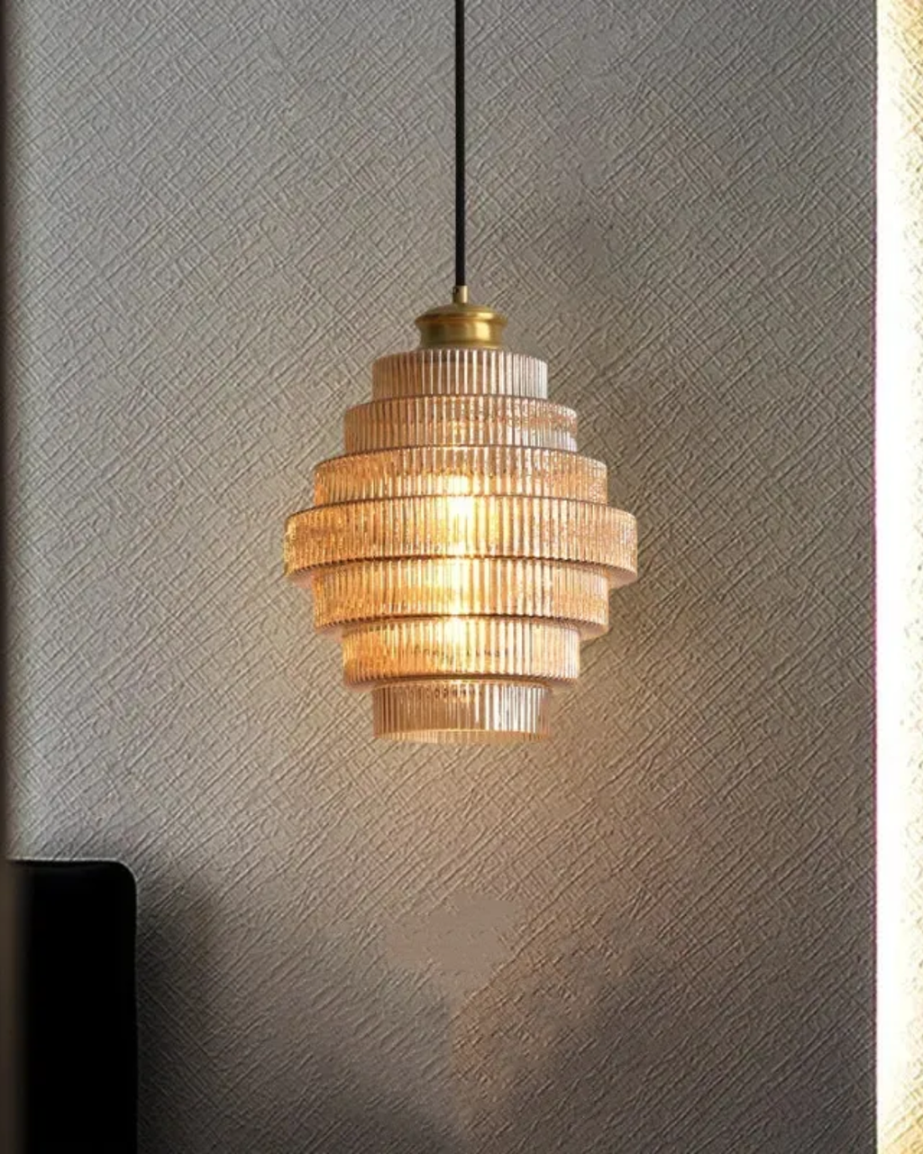 Elvoria | Lampada a sospensione in vetro architettonico con pannelli stratificati e design minimalista Japandi