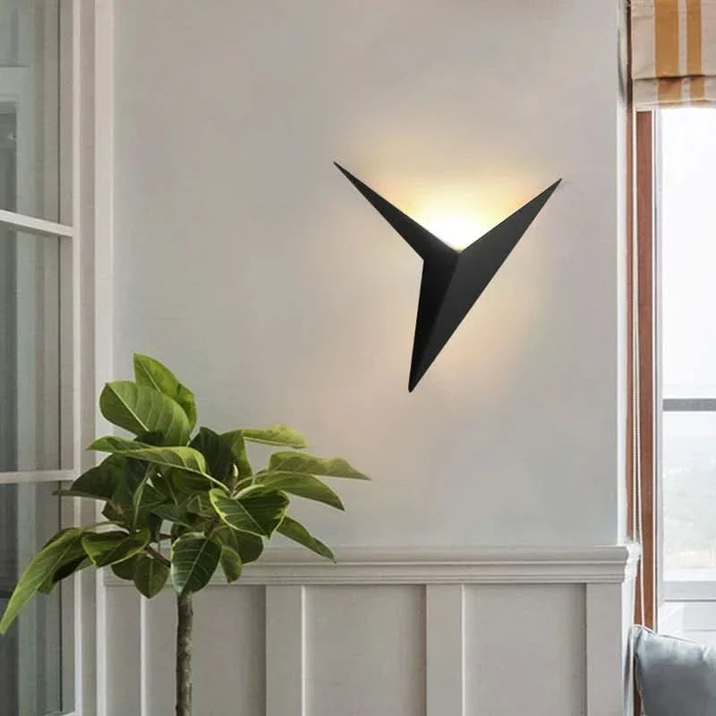 Lampada da Parete Triangolare LED Moderna per Interni Eleganti