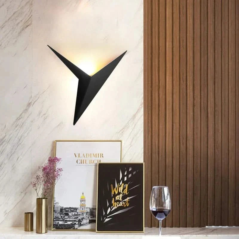 Lampada da Parete Triangolare LED Moderna per Interni Eleganti