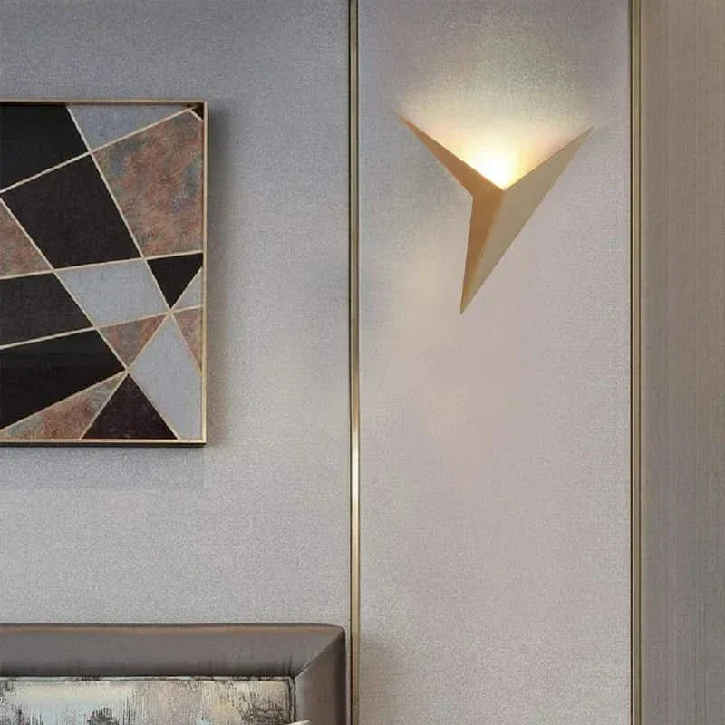Lampada da Parete Triangolare LED Moderna per Interni Eleganti