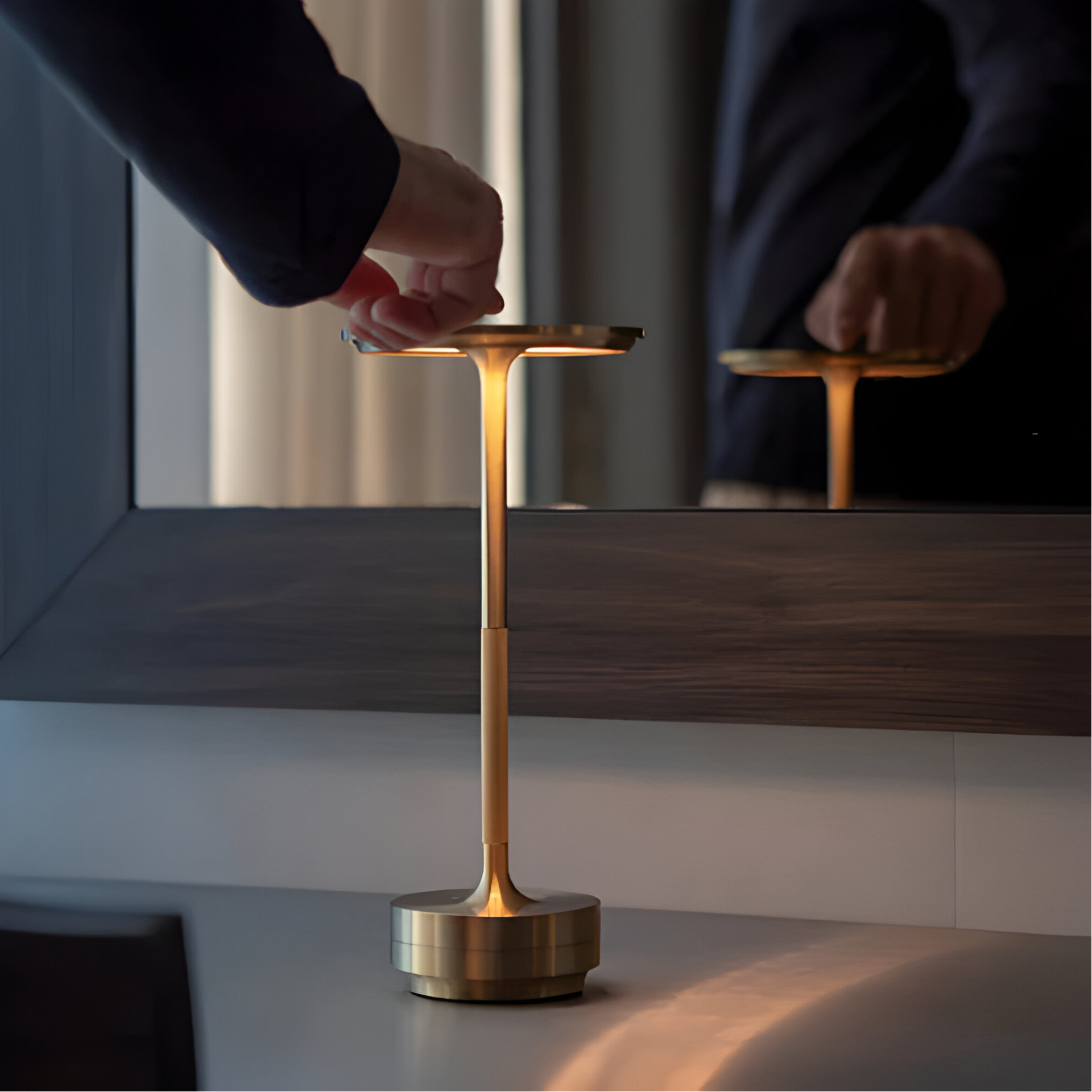 Lampada da Tavolo LED Ricaricabile con Testa di Luce a Disco e Base in Metallo